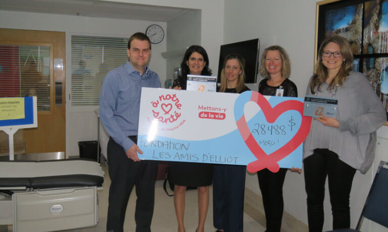 Dans l'ordre, Jérôme Tardif de la Fondation Les Amis d'Elliot, Nathalie Perreault, directrice adjointe-périnatalité, Dre Mélanie Noël, pédiatre, Diane Labrie, chef de services parents-enfants Arthabaska-Érable du CIUSSS MCQ et Jacynthe Vallée, directrice générale de la Fondation À Notre Santé. (Photo www.lanouvelle.net)