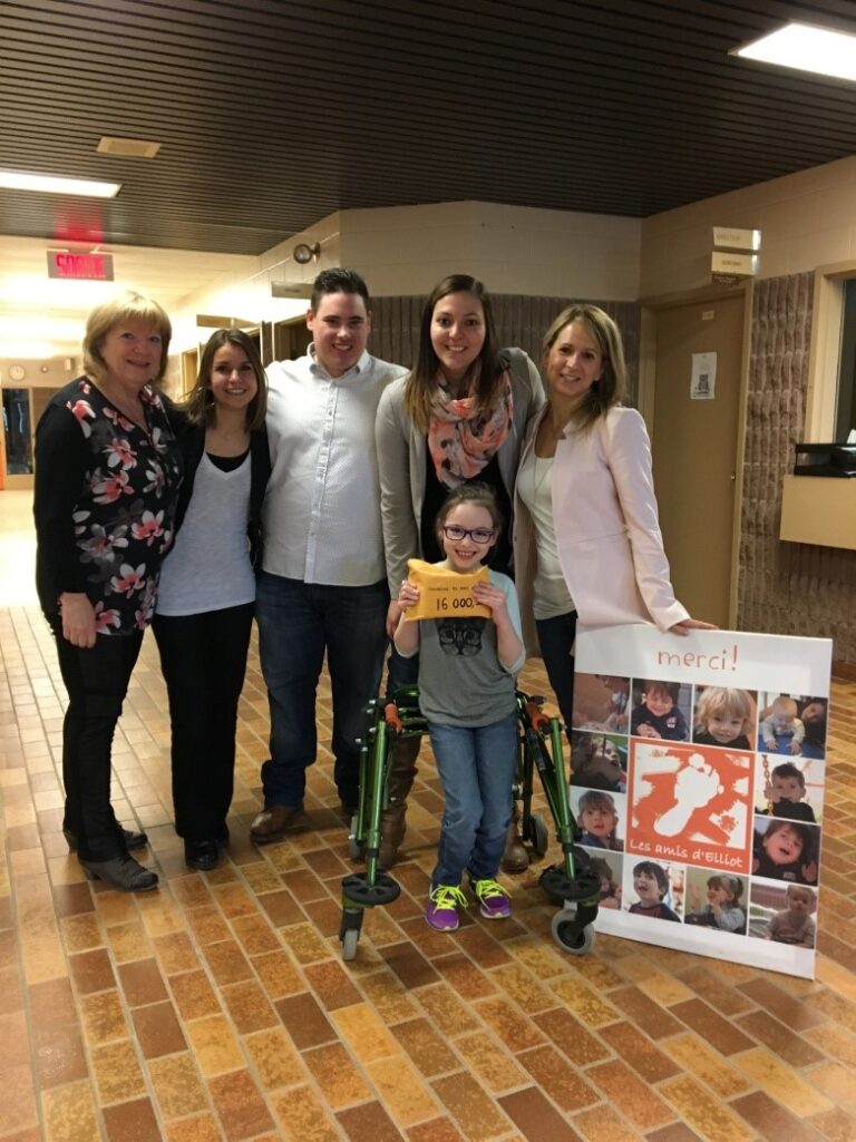 À l’avant : Kaémie Rheault, porte-parole 2017 de la Fondation des Amis d’Elliot. À l’arrière de gauche à droite, Mme Diane Leclerc, Mme Pauline Vrain, M. Steven Rheault, Mme Carole-Anne Provencher, comité organisateur de la soirée « Kaémie vous invite » et Mme Karine Dupuis